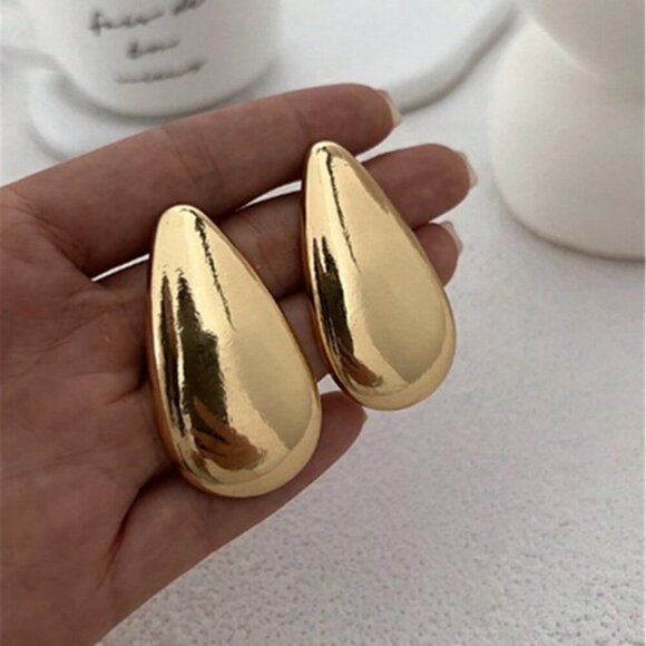 Yellow Gold tone Old Money Style Women's Metal Water Drop Shaped Dangle Earrings - Picture 2 of 3